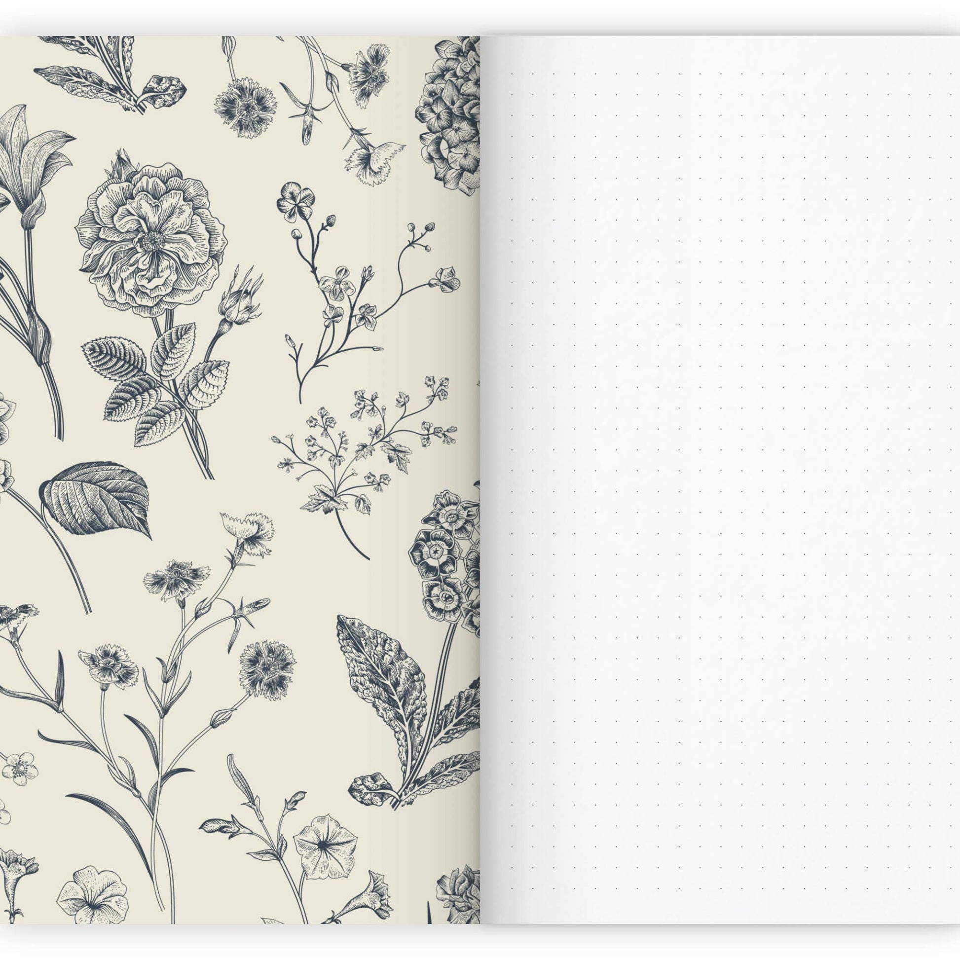Das etmamu - Notizheft Flowers A5 zeigt links detailreiche schwarz-weiße Blumenillustrationen und rechts eine dezente Punktraster-Seite – handgefertigt in Deutschland von etmamu.