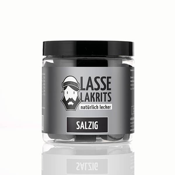 Ein durchsichtiger Kunststofftiegel mit schwarzem Deckel enthält LASSE LAKRITS - natürlich lecker - Dose Lakritz Salzig. Das schwarz-graue Etikett zeigt ein bärtiges Männergesicht - ideal für Fans von finnischem Lakritz.