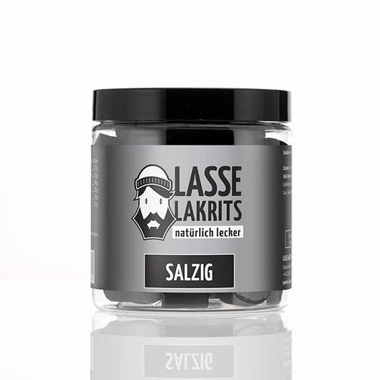 Ein durchsichtiger Kunststofftiegel mit schwarzem Deckel enthält LASSE LAKRITS - natürlich lecker - Dose Lakritz Salzig. Das schwarz-graue Etikett zeigt ein bärtiges Männergesicht - ideal für Fans von finnischem Lakritz.