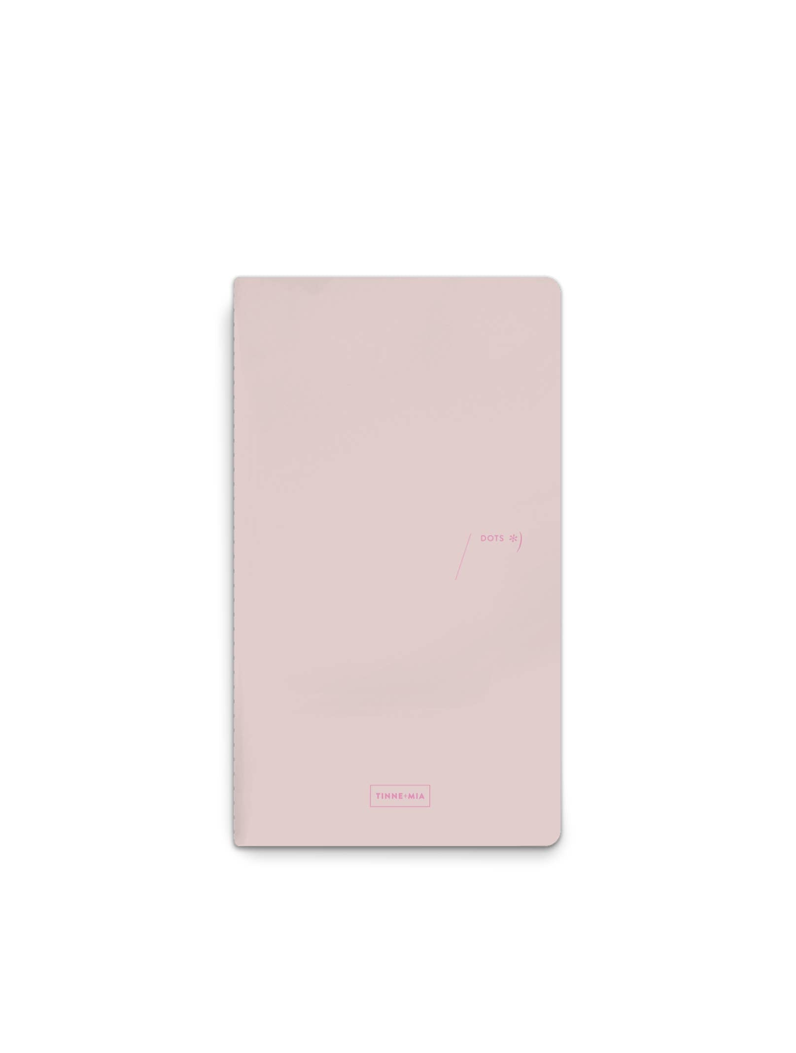 Ein geschlossenes Tinne Mia - Notizbuch mit japanischem Verschluss in Zimt steht mittig auf einem weißen Hintergrund. Der Umschlag hat einen minimalen Text, einschließlich "DOTS" und "THINK-MAIL", mit abgerundeten Ecken und einem hellen rosa Ton.