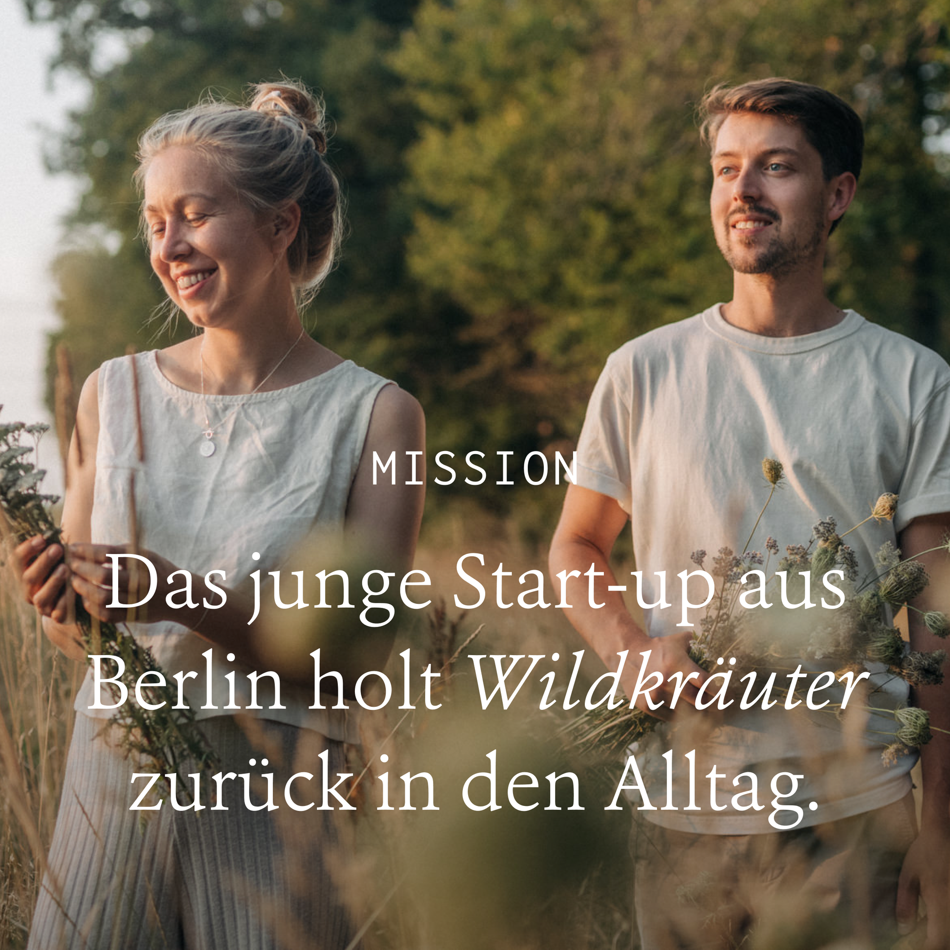 Eine lächelnde junge Frau und ein Mann sammeln Wildkräuter auf einem sonnenbeschienenen Feld. Überlagerter deutscher Text: "Das junge Start-up Kruut aus Berlin holt mit dem Räucherbündel Klarer Geist Wildkräuter zurück in den Alltag.