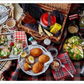 Inspiriert von *London Lovestory* aus dem Hölker Verlag, fängt ein Picknick mit Sandwiches, Scotch-Eiern, Salat, Getränken und einem Weidenkorb die Romantik der britischen Küche ein - perfekt für alle, die in London eine gemütliche Atmosphäre im Freien suchen.