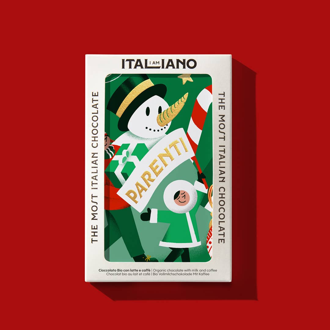 Die I AM ITALIANO - Parenti Bio-Schokolade mit Milch und Kaffee zeichnet sich durch einen fröhlichen Schneemann, ein festliches grünes Design und den Slogan "The Most Italian Chocolate" aus - perfekt als Milch- oder Kaffeegenuss.