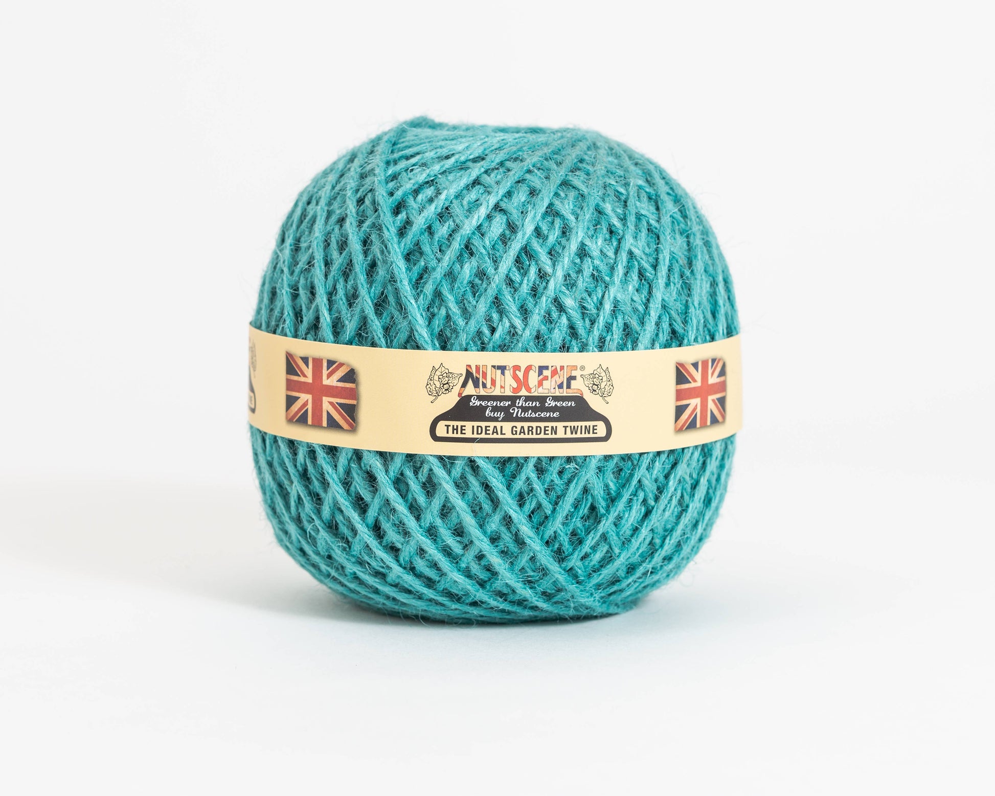 Eine tealfarbene Nutscene Twines Ltd Heritage Twine Kugel mit einem cremefarbenen Etikett, das zwei Union Jack Flaggen und den Text "The Ideal Garden Twine" zeigt. Diese biologisch abbaubare Jute-Schnur ist eng gewickelt und auf weißem Hintergrund dargestellt.
