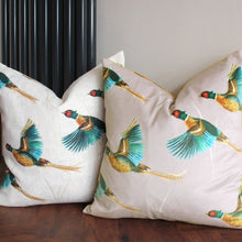 Lade das Bild in den Galerie-Viewer, Riva Home - Kissen Country Flying Pheasants Nerz
