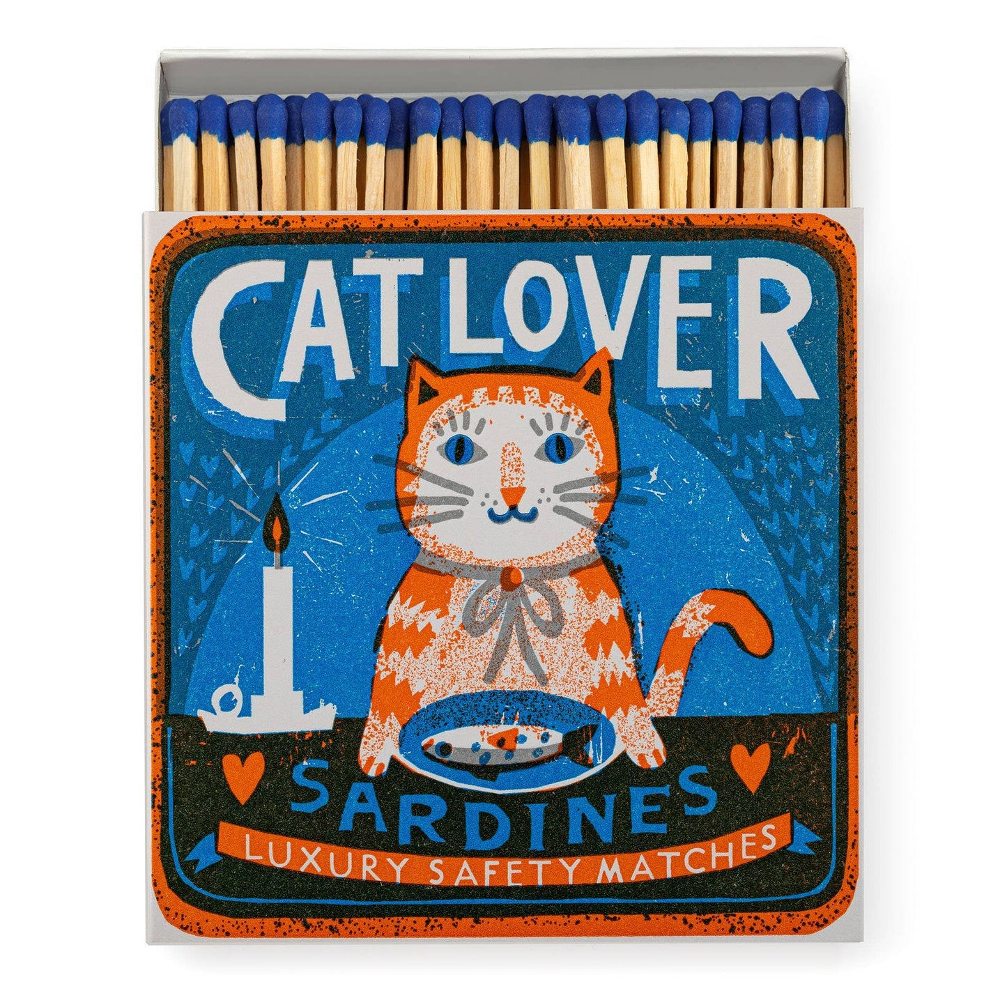 The Archivist Gallery - Katzenliebhaber Sardinen Quadrat-Sicherheitsstreichhölzer ist eine Streichholzschachtel mit einer orangefarbenen Katze, Sardinen und Kerzenmotiv. Im Inneren befinden sich Streichhölzer mit blauer Spitze - ideal für jeden Katzenliebhaber.