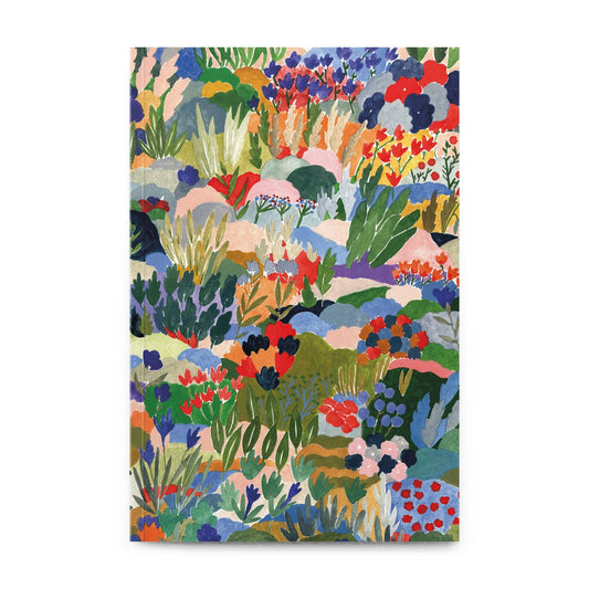 Eine farbenfrohe abstrakte Illustration eines lebendigen Gartens mit kräftigen Blüten und Blättern bedeckt das gesamte Petit Gramme - Luxcolor Medium Notizbuch von Petit Gramme - perfekt für alle, die ein nachhaltiges und kunstvolles Notizbuch suchen.