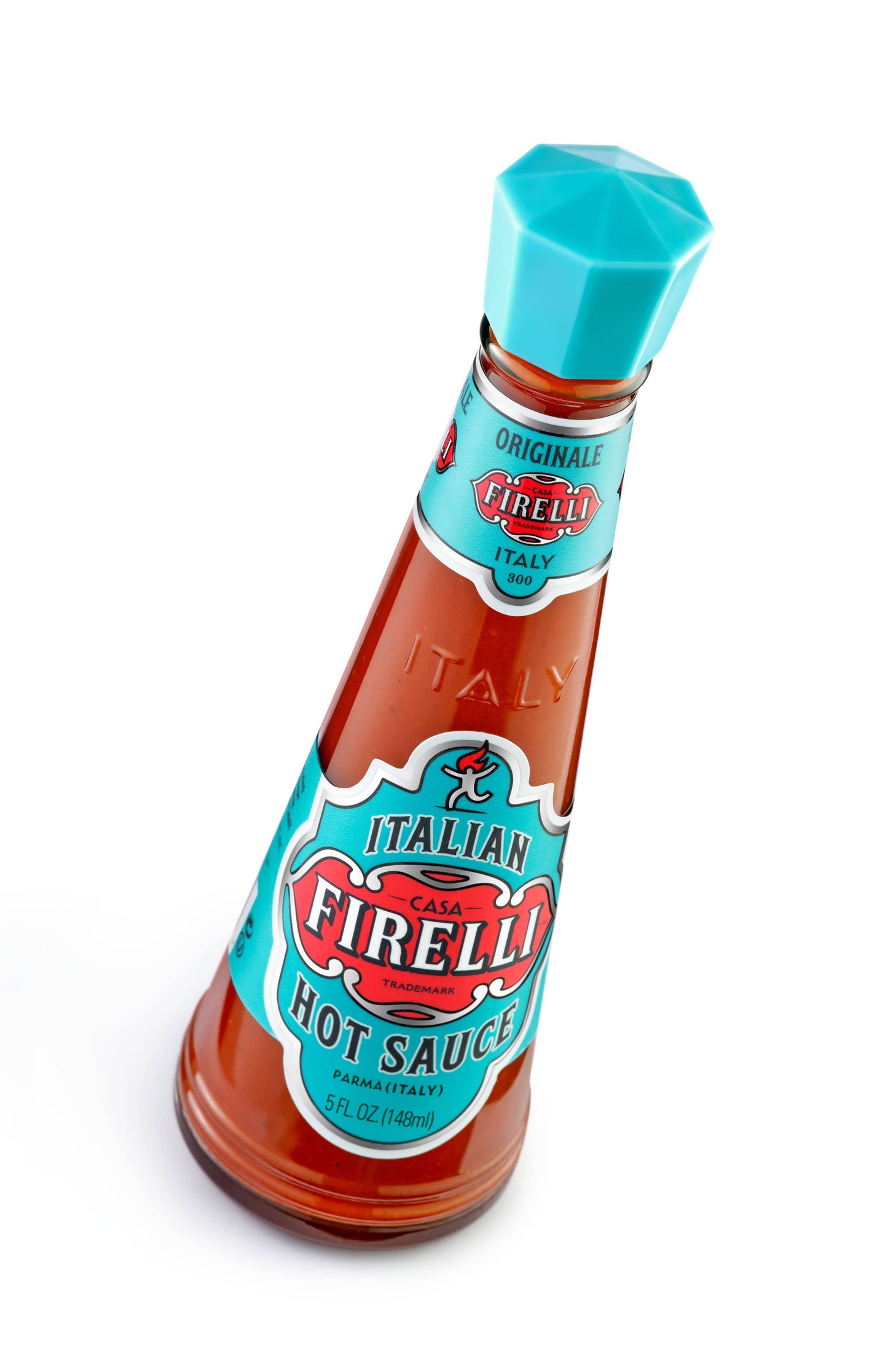 Eine geneigte 148-ml-Glasflasche Firelli – Casa Firelli italienische scharfe Soße mit türkisfarbenem Verschluss und Etikett, rot-weißem Branding und würziger Rote Chilisauce.