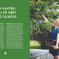 Eine Frau sammelt grüne Äpfel in einem Korb und streckt die Hand aus, um weitere zu pflücken – ein echter Moment der Selbstbewirtschaftung. Links ist ein deutscher Text zum Thema Gartenarbeit zu sehen. Produkt: Selbstbewirtschaftung vom Gräfe & Unzer Verlag.