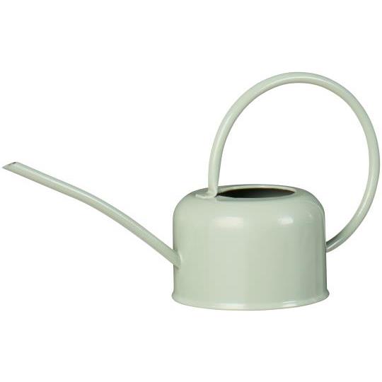 Die Gießkanne | hellgrün 0,9 l von IB Laursen hat einen hellgrünen Metallkörper, einen langen Ausguss und einen großen, abgerundeten Henkel, der sich nach oben wölbt.