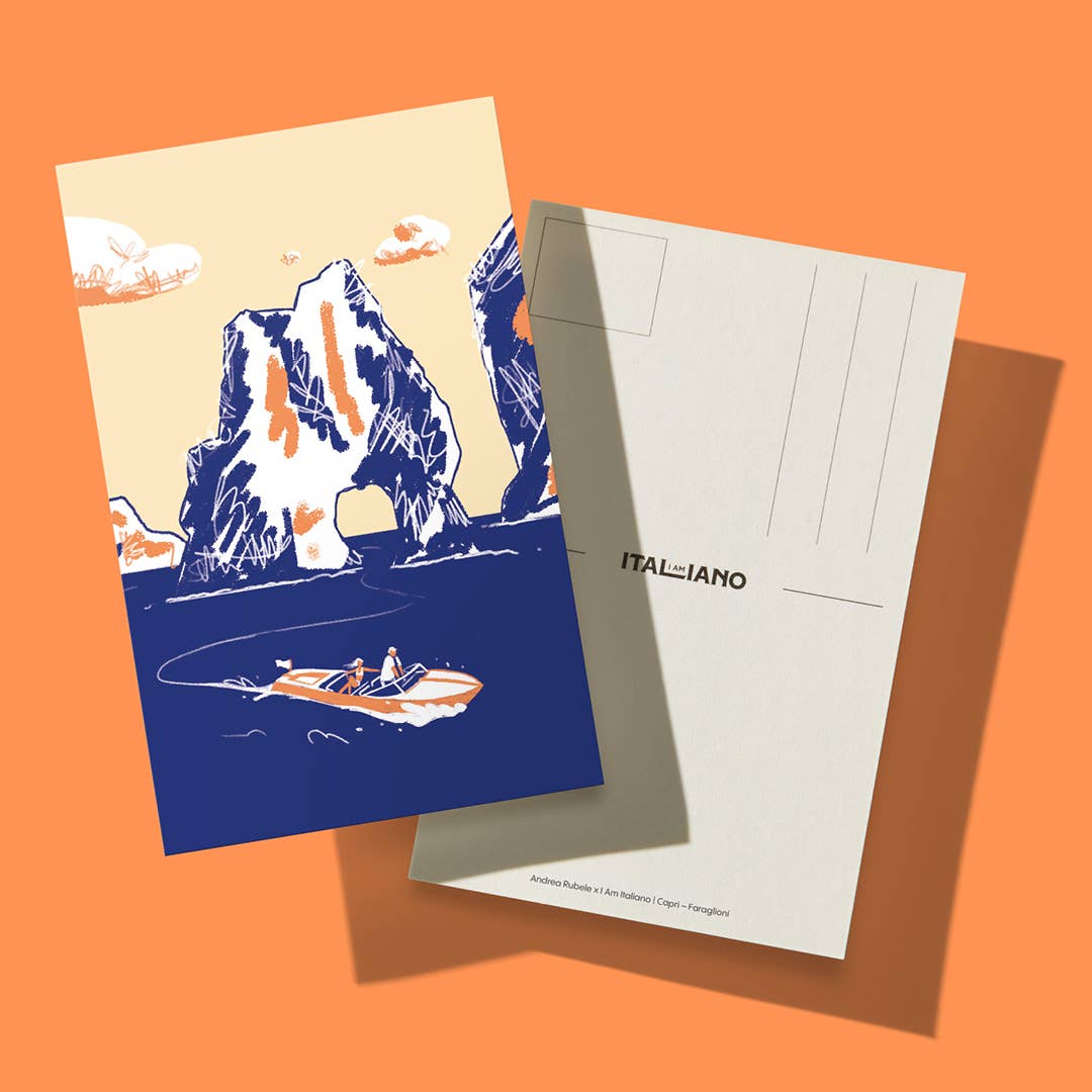 Eine Postkarte mit einem Boot und Klippen ruht auf einem orangefarbenen Hintergrund neben der leeren Rückseite mit der Aufschrift ITALIANO und einer Tafel I AM ITALIANO - Bio Zartbitterschokolade mit Mandel aus Capri, für eine süße Italienreise.
