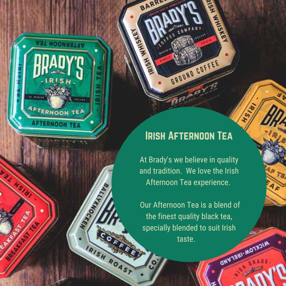 Brady's Coffee Company – Die Dosen „Bradys irischer Nachmittagstee“ stehen auf einer Holzoberfläche, wobei ein grüner Kreis in jeder Tasse von Brady's Coffee Company die Qualität und Tradition des irischen Nachmittagstees hervorhebt.