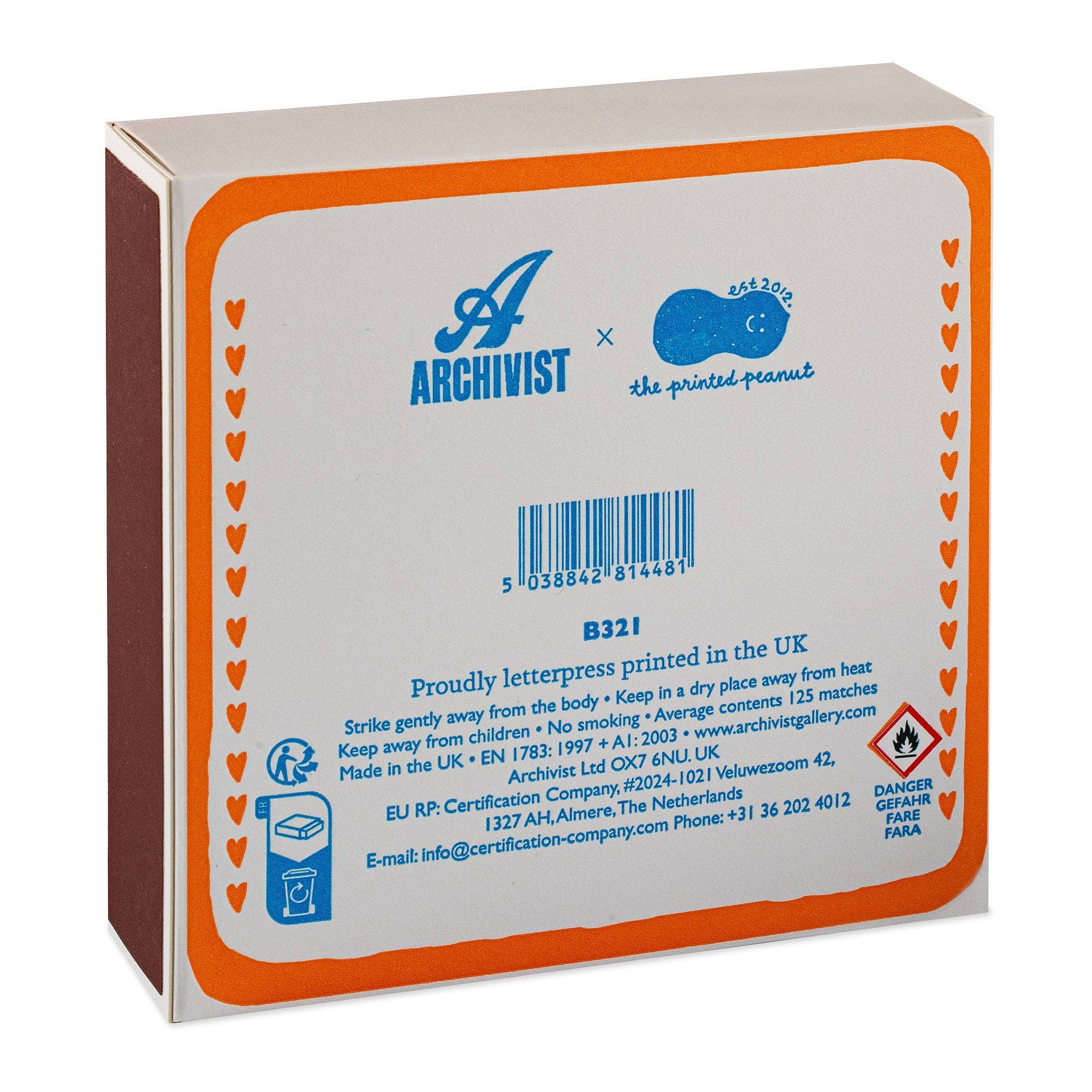 Die Rückseite des Archivist Gallery - Katzenliebhaber Sardinen Quadrat-Sicherheitsstreichhölzer ist mit orangefarbenen Herzen am Rand, blauen Grafiken und einem Warnsymbol versehen - ein ideales Geschenk für Katzenliebhaber von Archivist Gallery.