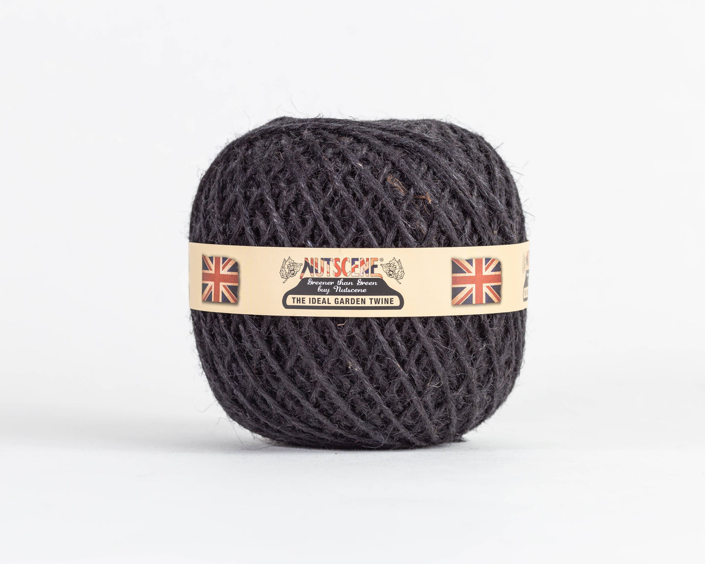 Ein dunkelgrauer, biologisch abbaubarer Ball von Nutscene Twines Ltd "Farbenfrohe Jute-Schnurbälle aus der Heritage Twine-Reihe" mit einem beigen Etikett, das die Flagge des Union Jack und den Produkttext auf weißem Hintergrund zeigt.
