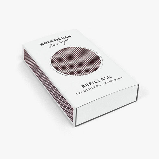 Ein weißes, rechteckiges Solstickan Design – Matchbox – Nachfüllpack mit roten Schlagflächen an der Seite und der Oberseite, minimalistischem schwarzem Branding und einem kreisförmigen Schlag auf dem Deckel – perfekte schwedische Qualität im praktischen Nachfüllpack.