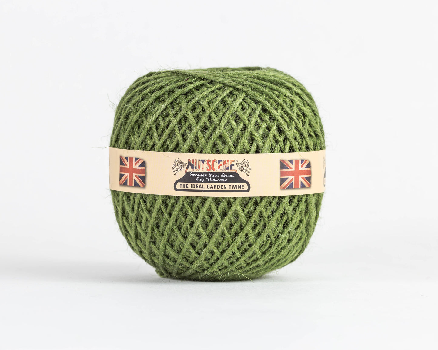 Ein grüner Jute-Schnurball von Nutscene Twines Ltd aus der Heritage Twine-Reihe mit beiger Banderole und Markenlogo, präsentiert vor weißem Hintergrund.