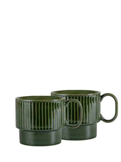 Zwei grüne Sagaform GmbH Coffee & More Teetasse (2er-Set) mit gerippter Textur und großen Henkeln, nebeneinander auf weißem Grund - perfekt für Ihre Lieblingsgetränke.