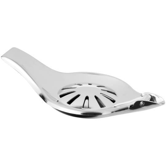 Die IB Laursen Zitronenpresse | Silber ist eine elegante, moderne Saftpresse aus rostfreiem Stahl mit einem Ausguss und einem geschlitzten Deckel zum einfachen Abseihen des Saftes.