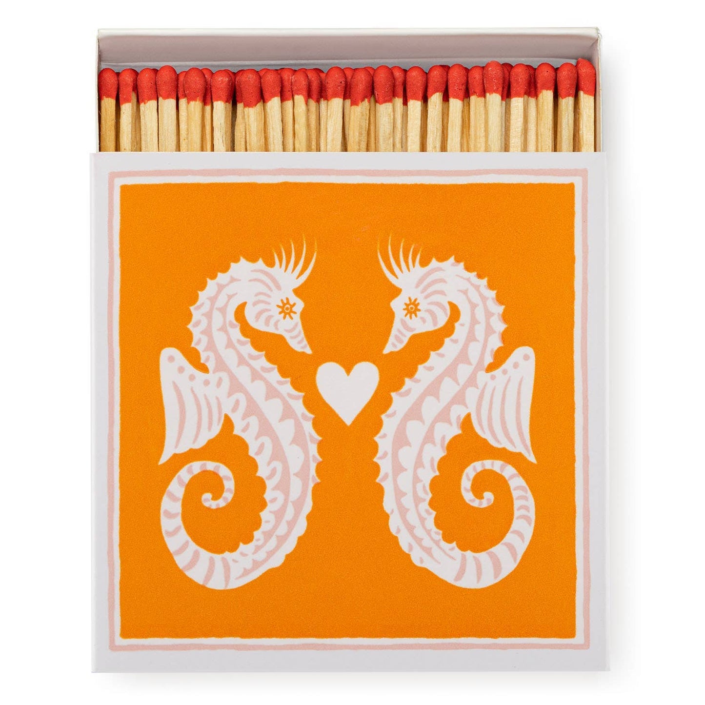 Eine geöffnete Schachtel Archivist Gallery - Seahorses | Square - Safety Matches zeigt einen orangefarbenen Deckel mit zwei weißen Seepferdchen, die sich gegenüberstehen und ein kleines Herz dazwischen - ein entzückendes Archivist Gallery-Design.