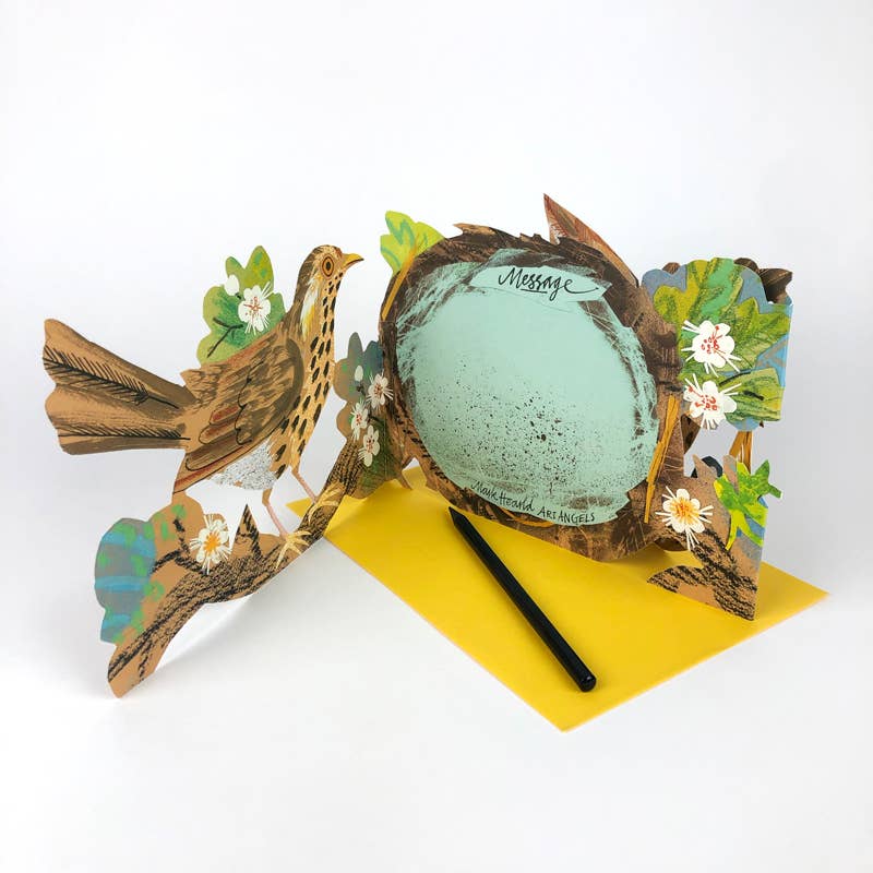 Die Nest Collage Karte von Mark Hearld by Art Angels ist eine dekorative Pop-up Grußkarte mit Vogel- und Blumenmotiven, einem leeren Oval für Ihre Nachricht und wird mit einem schwarzen Stift und einem gelben Umschlag geliefert.
