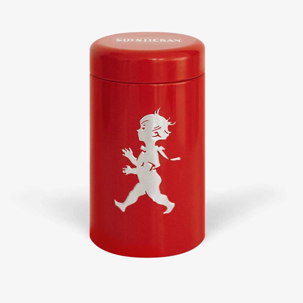 Ein roter, zylindrischer Behälter von Solstickan Design mit einer weißen Silhouette des Solsticke Boy und SOLSTICKAN auf dem Deckel, fasst extra lange Streichhölzer. Produkt: Solstickan Design - Passender Schlauch - Rot (nur EU).