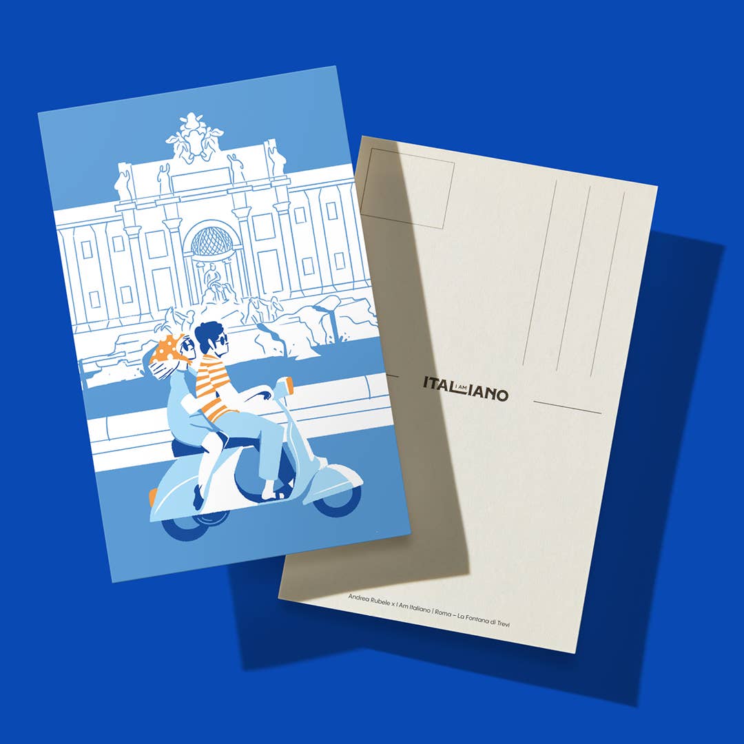 Eine Postkarte auf blauem Hintergrund zeigt zwei Personen auf einem Motorroller vor dem Trevi-Brunnen in Rom. Auf der Rückseite sind Adresszeilen und der Schriftzug "ITALIANO" zu sehen - eine passende Wahl für Liebhaber von I AM ITALIANO - Rom - Bio-Schokolade mit Karamell und Salz.
