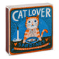 Die Archivist Gallery "Katzenliebhaber Sardinen" Quadrat-Sicherheitsstreichhölzer zeigen eine stilisierte orangefarbene Katze, eine Kerze und Sardinen in einer auffälligen blau-orangefarbenen Verpackung von Archivist Gallery.