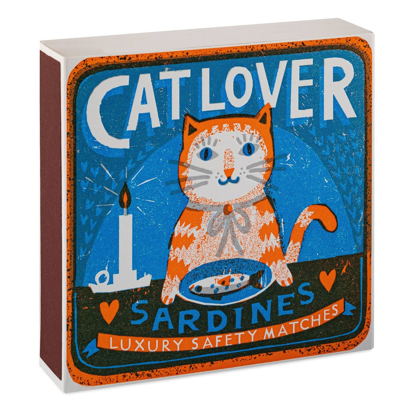 Die Archivist Gallery "Katzenliebhaber Sardinen" Quadrat-Sicherheitsstreichhölzer zeigen eine stilisierte orangefarbene Katze, eine Kerze und Sardinen in einer auffälligen blau-orangefarbenen Verpackung von Archivist Gallery.