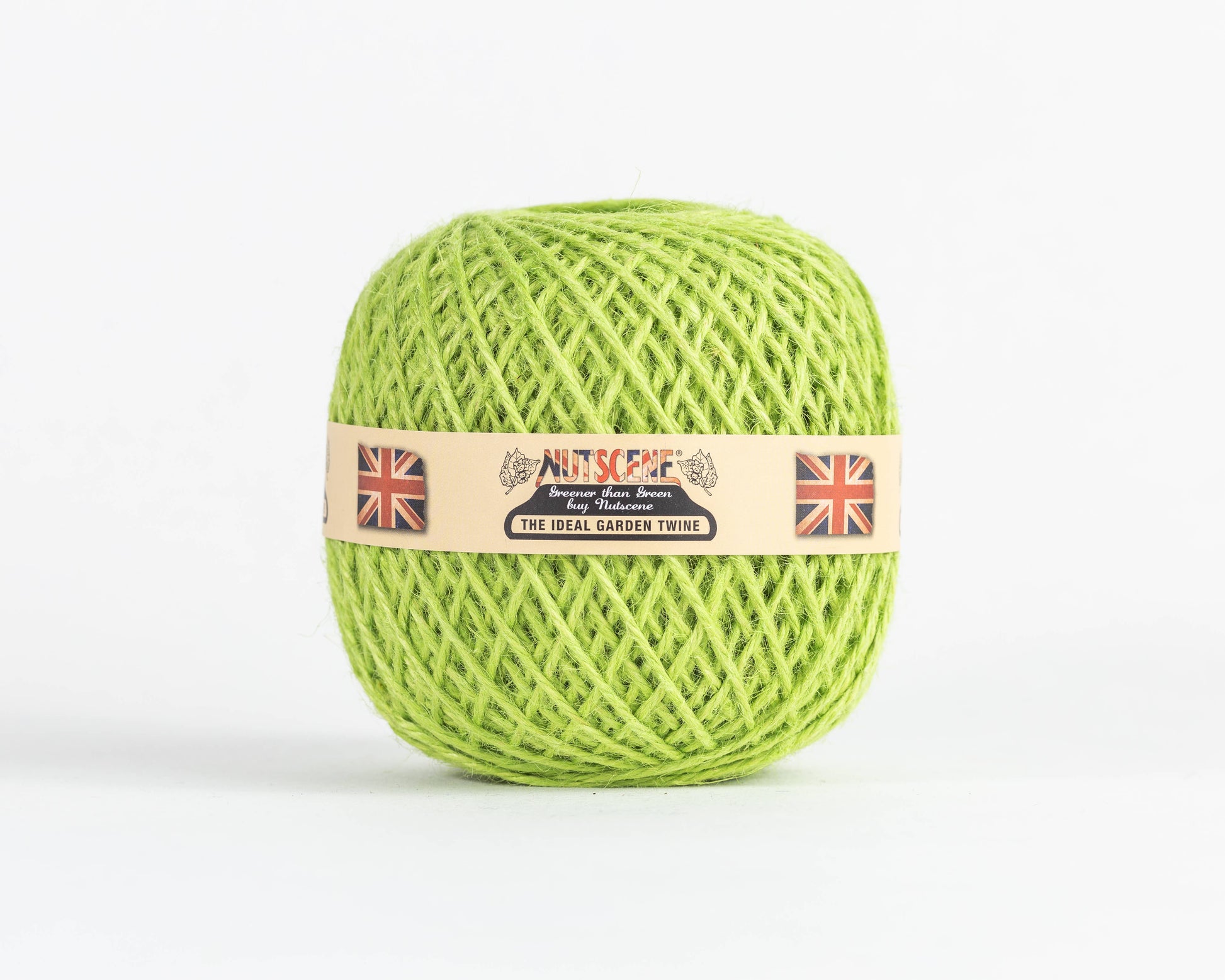 Ein lindgrüner, biologisch abbaubarer Jute-Schnurball von Nutscene Twines Ltd aus der Heritage Twine-Reihe mit beigem Label und Union-Jack-Flaggen, beschriftet mit "Nutscene, The Ideal Garden Twine", auf weißem Hintergrund.