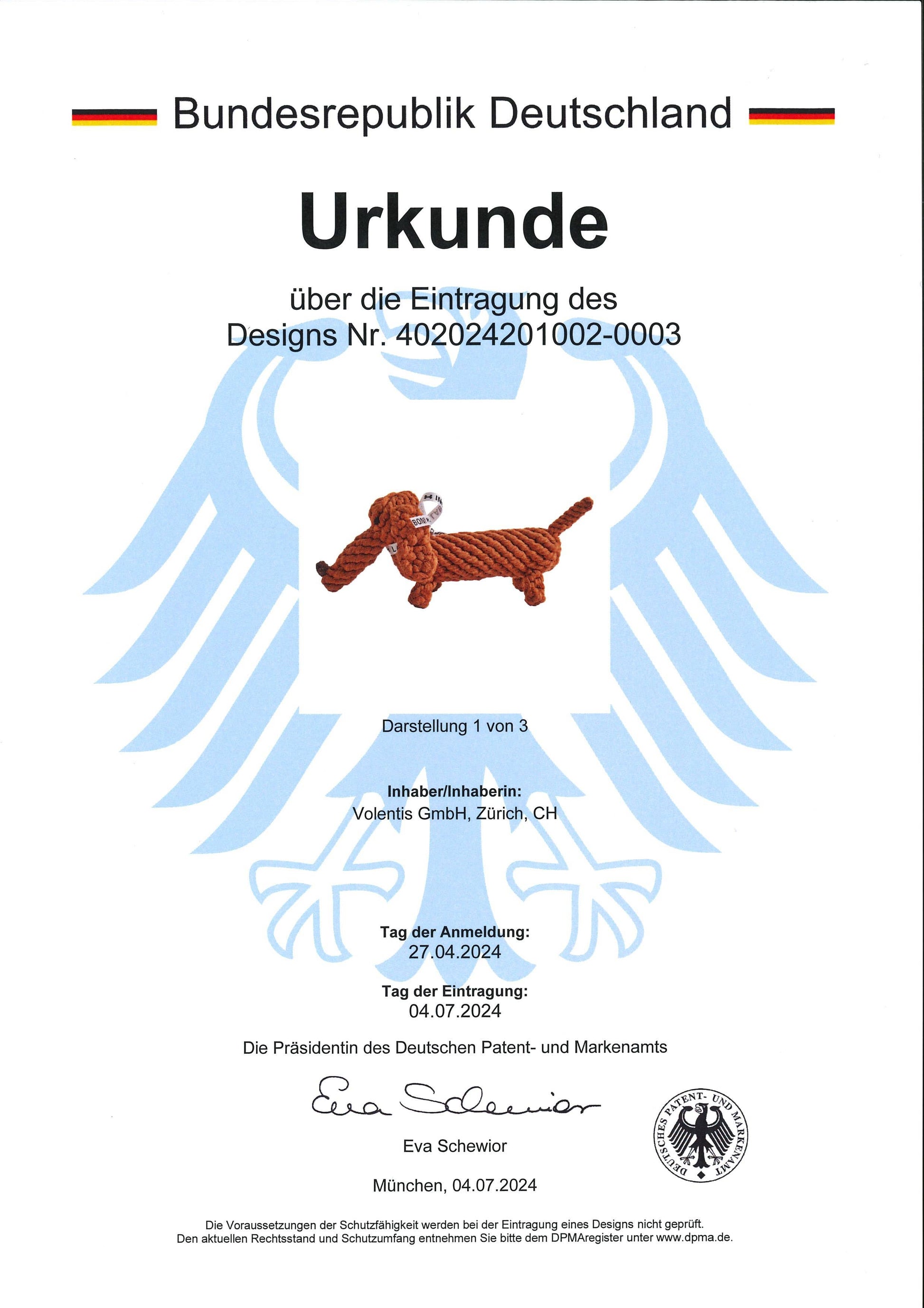 Eine deutsche Urkunde dokumentiert die Designregistrierung des Diego Dackel von LABONI, einem handgehäkelten roten Dackel in Baumwolle, mit einem großen grauen Adler-Emblem sowie offiziellen Stempeln und Unterschriften der Volents GmbH am 4. Juli 2024.