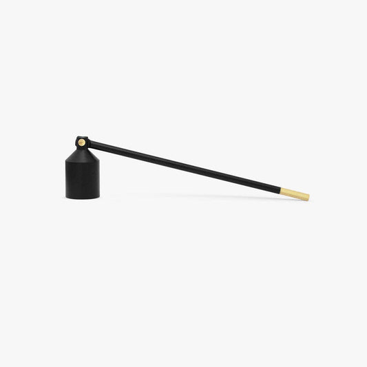Der Solstickan Design Lichtlöscher in Schwarz verfügt über ein modernes Design mit langem Griff und eleganten Messingdetails an der Spitze, die sich vor einem schlichten weißen Hintergrund abheben.