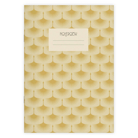 Das etmamu - Notizheft Art Deco 3 A5 ist ein handgefertigtes Notizheft in Beige mit goldenem Art Deco Fächer-Muster. Das Cover trägt das Label "Notebook" und bietet zwei Linien für persönliche Einträge. Marke: etmamu.