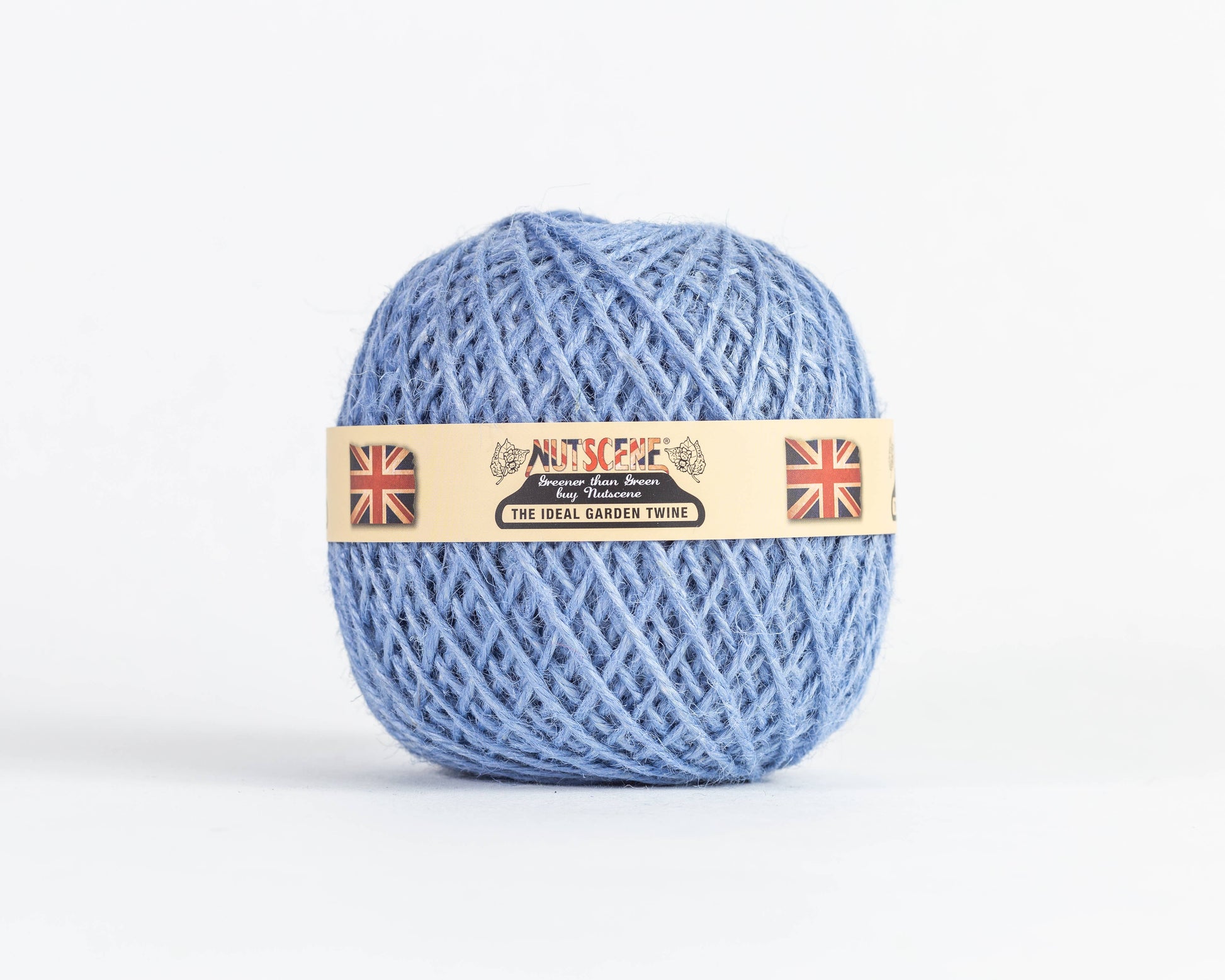 Eine Kugel aus hellblauem, biologisch abbaubarem Jutegarn von Nutscene Twines Ltd - Farbenfrohe Jute-Schnurbälle aus der Heritage Twine-Reihe, mit beigem Etikett und Union Jack-Flaggen vor weißem Hintergrund.