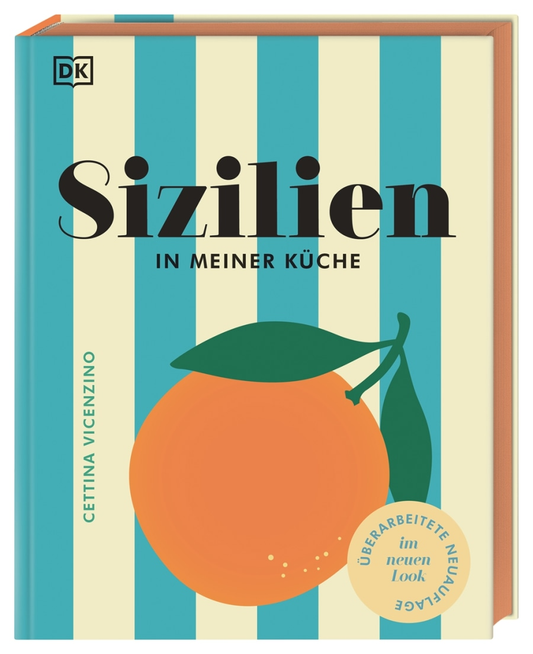 Das italienische Kochbuch „Sizilien in meiner Küche“ vom DK Verlag zeigt auf dem Cover eine große Orange mit grünem Blatt vor türkis-cremefarbenen Streifen; Ein gelber Aufkleber markiert die überarbeitete Edition.