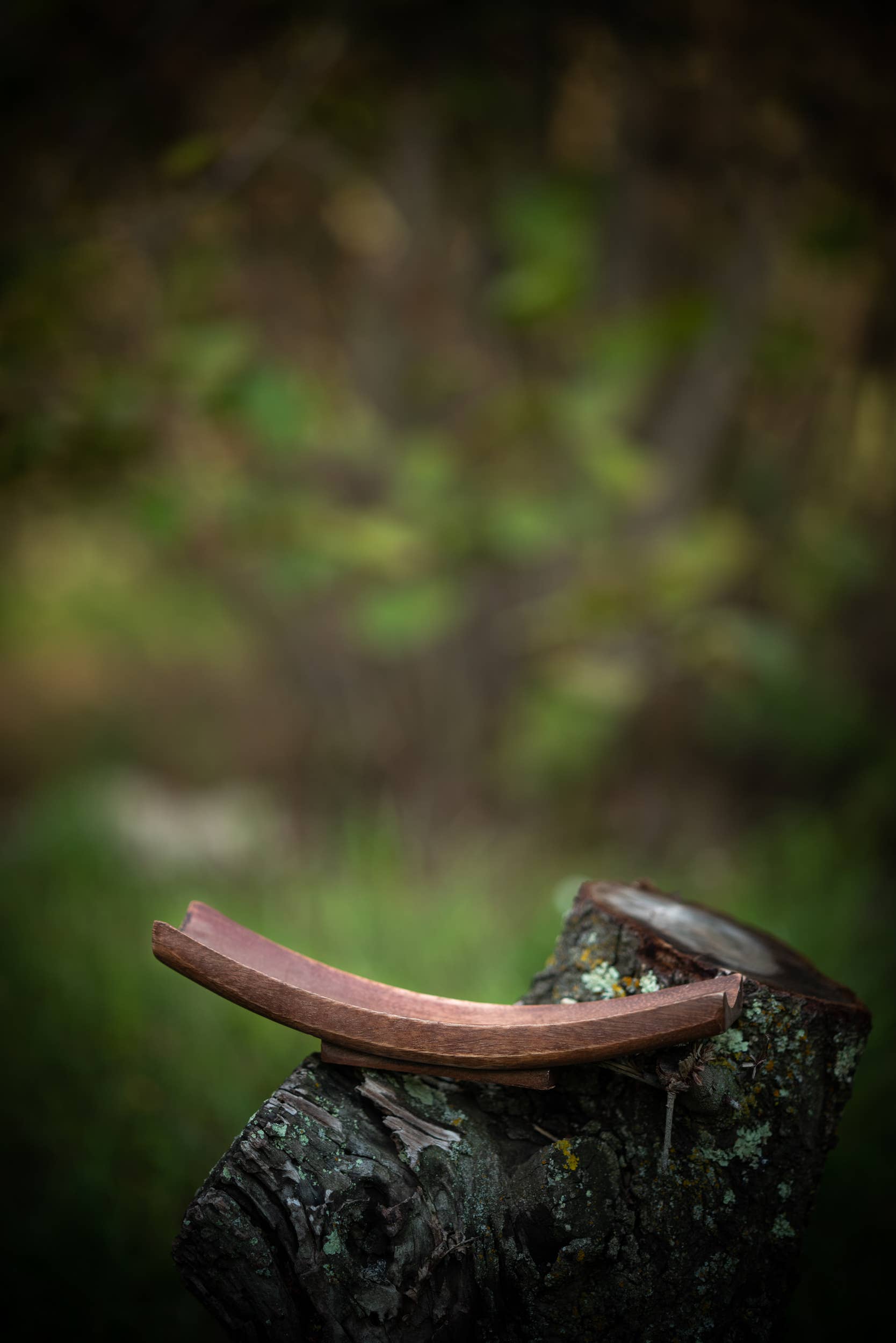 Der H&B Incense - Räucherstäbchenhalter mit Standfuß in Palisander-Optik von H&B Incense ist ein stilvolles, umweltfreundlich gestaltetes Accessoire - ideal für natürliche Wohlfühlmomente drinnen wie draußen.