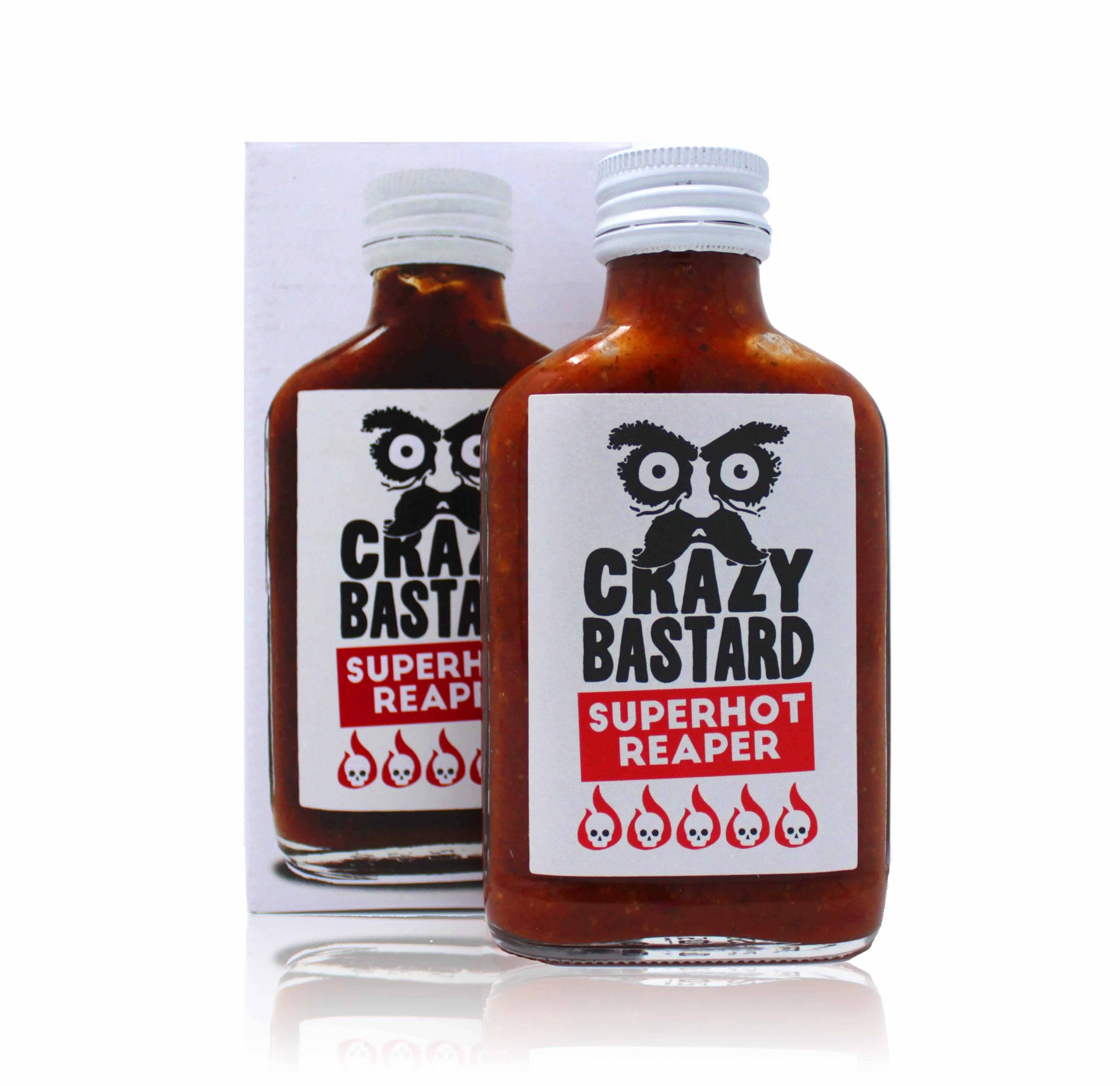 Eine 100ml Flasche CBS Foods GmbH (Crazy Bastard Sauce) Superhot Reaper scharfe Soße mit weißem Verschluss, illustriertem Frontetikett, fettgedruckter schwarzer Schrift, rotem "Superhot Reaper"-Abschnitt mit fünf Chili-Symbolen und "Carolina Reaper Chili Schärfe".