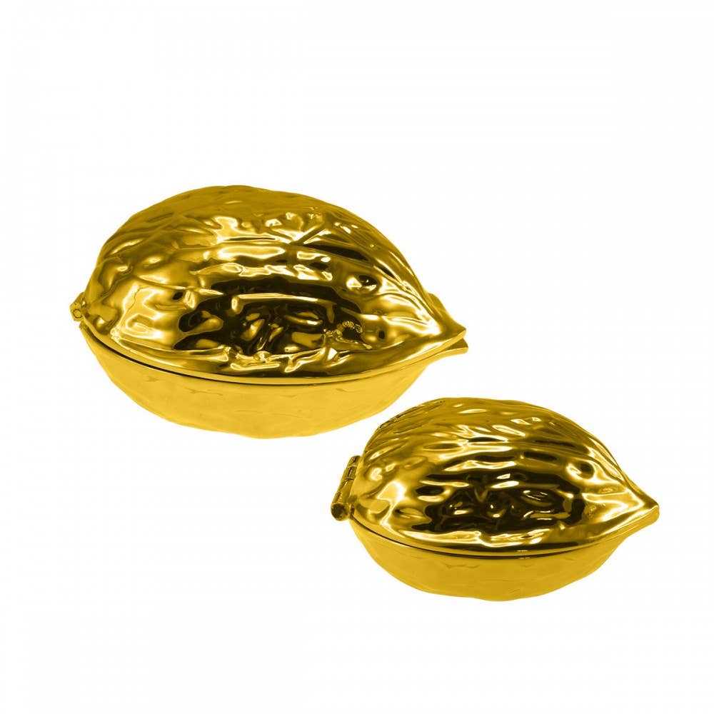 Zwei glänzende, goldfarbene Nussknacker Dosen (Modell 9x6,5x5,5cm) von AULICA mit detailliert strukturierten Oberflächen, dargestellt auf einem schlichten weißen Hintergrund - perfekt als einzigartige Küchenhelfer oder auffällige Dekorationsstücke.