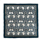 Das Koustrupco Seidenschal Morris Pimpernel Blau (50 x 50 cm) zeigt einen von William Morris inspirierten, symmetrischen Blumendruck in Marine, Creme und Weiß mit einer geometrischen Bordüre.
