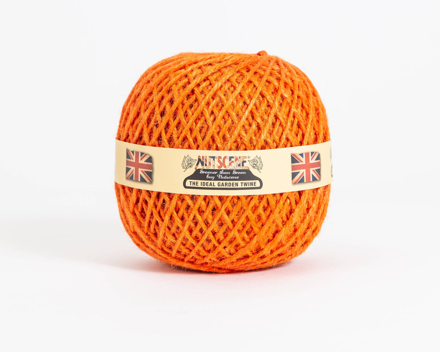 Ein leuchtend oranger, biologisch abbaubarer Jute-Schnurball aus der Heritage Twine-Reihe von Nutscene Twines Ltd mit beigem Etikett, britischen Flaggen und dem Text "Nutscene", vor weißem Hintergrund.