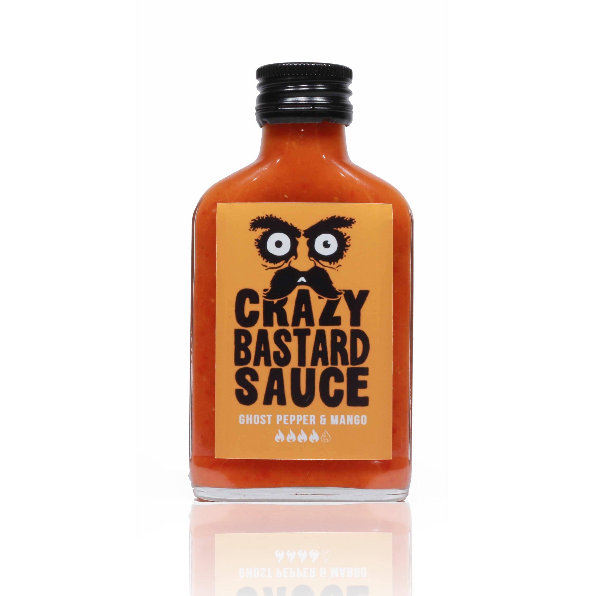 Eine 100-ml-Glasflasche der CBS Foods GmbH (Crazy Bastard Sauce) - Ghost Pepper & Mango scharfe Soße, eine orange-rote scharfe Soße mit Ghost Pepper- und Mangogeschmack, hat ein orangefarbenes Etikett mit stilisierten großen Augen und fetter schwarzer Schrift.