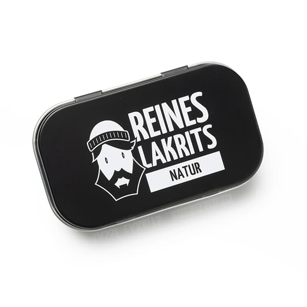 Eine schwarze rechteckige Dose von LASSE LAKRITS – natürlich lecker zeigt einen bärtigen Mann mit Hut und den fettgedruckten Text „REINES LAKRITS NATUR“ auf dem Deckel, der die natürlichen Zutaten hervorhebt.