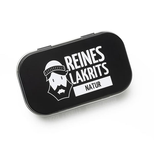 Eine schwarze rechteckige Dose von LASSE LAKRITS – natürlich lecker zeigt einen bärtigen Mann mit Hut und den fettgedruckten Text „REINES LAKRITS NATUR“ auf dem Deckel, der die natürlichen Zutaten hervorhebt.