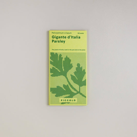 Eine Packung Piccolo Seeds – Petersilie Gigante d'Italia von Piccolo Seeds, mit 125 Samen und einem grünen Design mit einem illustrierten Petersilienblatt, ideal für den Herbstanbau, dargestellt vor einem schlichten hellen Hintergrund.