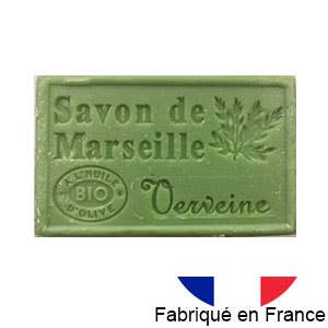 Ein grüner rechteckiger Riegel Dampa 1975 - Marseiller Seife mit Bio-Olivenöl, Eisenkraut-Duft, zeigt unten rechts eine Olivenzweigillustration, eine französische Flagge und „Fabriqué en France“. Mit der Aufschrift „Savon de Marseille Verveine“.
