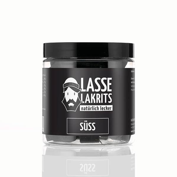 LASSE LAKRITS - natürlich lecker - Dose Lakritz Süss aus durchsichtigem Kunststoff mit schwarzem Deckel, auf dem ein Cartoon-Bartmann abgebildet ist und der vegane süße schwarze Lakritzstücke von LASSE LAKRITS enthält.