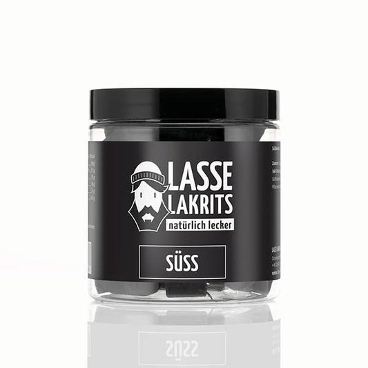 LASSE LAKRITS - natürlich lecker - Dose Lakritz Süss aus durchsichtigem Kunststoff mit schwarzem Deckel, auf dem ein Cartoon-Bartmann abgebildet ist und der vegane süße schwarze Lakritzstücke von LASSE LAKRITS enthält.