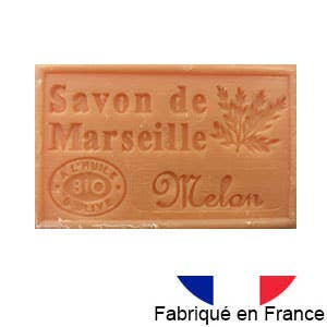 Rechteckige orangefarbene Dampa 1975 - Marseiller Seife mit Bio-Olivenöl-Melonen-Duft Stange mit Blattmotiv, Beschriftung Savon de Marseille Melon, Duft Melone und einer französischen Flagge mit der Aufschrift Fabriqué en France.
