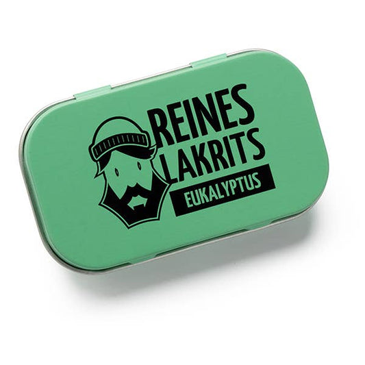 Eine grüne rechteckige Dose LASSE LAKRITS - natürlich lecker - Dose Reines Lakrits Eukalyptus, mit einer schwarzen Grafik eines bärtigen Mannes mit Hut, ist auf einem weißen Hintergrund abgebildet. Dieser zuckerfreie Lakritz ist von der Marke LASSE LAKRITS.