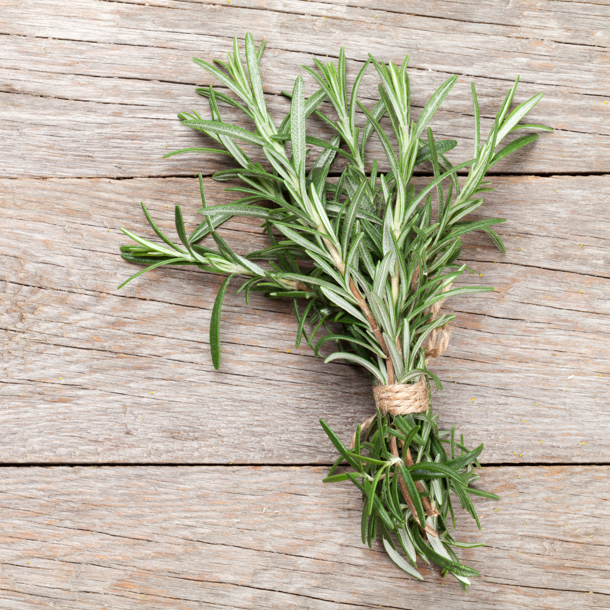 Ein Päckchen Piccolo Seeds - Rosmarin Common von Piccolo Seeds sitzt auf einer rustikalen Holzfläche und bietet das klassische mediterrane Kraut der Freundschaft für Ihren Küchengarten.