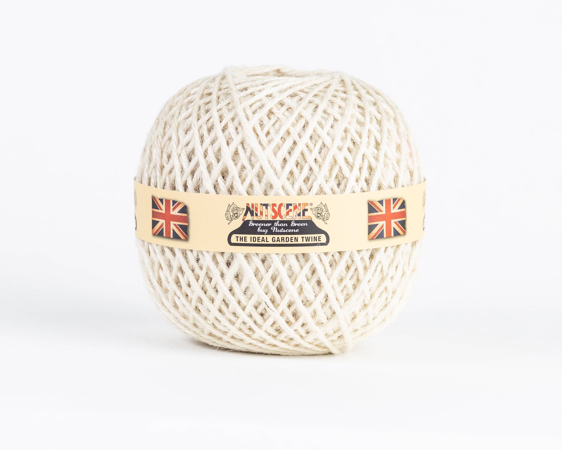 Ein Knäuel aus weißem, biologisch abbaubarem Jutegarn von Nutscene Twines Ltd aus der Heritage Twine-Reihe mit beigem Etikett und britischen Flaggen auf weißem Hintergrund.